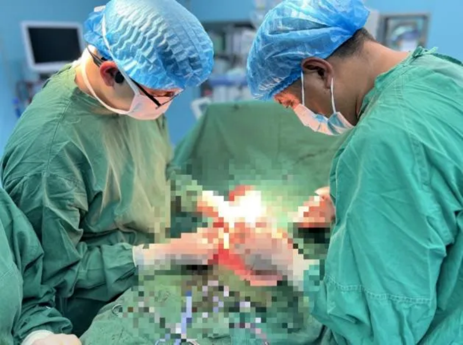 边坝县完成首例重症肠梗阻手术 成功救治急诊患者